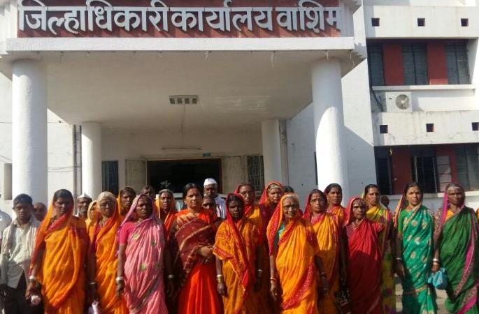 Washim District Cacheri, beaten by women to declare Bhidevadas a national monument of Pune! | वाशिम : पुणे येथील भिडेवाड्यास राष्ट्रीय स्मारक घोषित करा; महिला धडकल्या जिल्हा कचेरीवर! Washim District Cacheri, beaten by women to declare Bhidevadas a national monument of Pune! | वाशिम : पुणे येथील भिडेवाड्यास राष्ट्रीय स्मारक घोषित करा; महिला धडकल्या जिल्हा कचेरीवर!