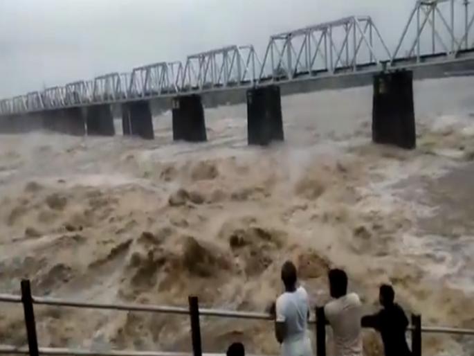 Nandre village flooded; flood condition of Girna river in jalgaon | नांद्रे गावाला पुराचा वेढा; जामदा बंधारा ओसांडला, गिरणा नदीला पूर येण्याची स्थिती