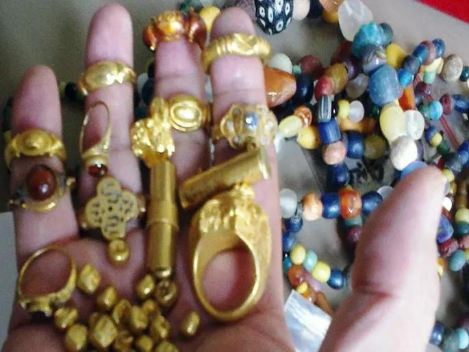 'Golden Island' at the bottom of the river in Indonesia! | इंडोनेशियात नदीच्या तळात ‘सोन्याचं’ बेट; एके काळी व्यापारी मार्गावर होता दबदबा 'Golden Island' at the bottom of the river in Indonesia! | इंडोनेशियात नदीच्या तळात ‘सोन्याचं’ बेट; एके काळी व्यापारी मार्गावर होता दबदबा