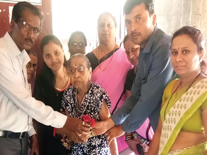 The glory of the four senior voters, 'Democracy Keepers' | शंभरी पार ‘लोकशाही रक्षक’ चार ज्येष्ठ मतदारांचा गौरव The glory of the four senior voters, 'Democracy Keepers' | शंभरी पार ‘लोकशाही रक्षक’ चार ज्येष्ठ मतदारांचा गौरव