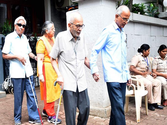 Fifty-six thousand voters in Pune district; Maximum 613 voters in Kothrud Constituency | पुणे जिल्ह्यात पावणेसहा हजार मतदार शतायुषी; सर्वाधिक ६१३ मतदार कोथरुड मतदारसंघात Fifty-six thousand voters in Pune district; Maximum 613 voters in Kothrud Constituency | पुणे जिल्ह्यात पावणेसहा हजार मतदार शतायुषी; सर्वाधिक ६१३ मतदार कोथरुड मतदारसंघात