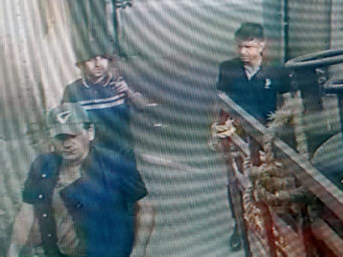 Three men came to the gas agency on the pretext of cylinders and ran away with 11 thousand | सिलिंडरच्या बहाण्याने एजन्सीत तिघे आले अन् पैसे घेऊन पळाले Three men came to the gas agency on the pretext of cylinders and ran away with 11 thousand | सिलिंडरच्या बहाण्याने एजन्सीत तिघे आले अन् पैसे घेऊन पळाले