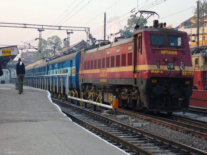Gitanjali Express engine shut down, train derailed in Kalmana area; Passenger inconvenience | गीतांजली एक्सप्रेसचं इंजिन बंद, कळमना परिसरात ट्रेन खोळंबली; प्रवाशांची गैरसोय Gitanjali Express engine shut down, train derailed in Kalmana area; Passenger inconvenience | गीतांजली एक्सप्रेसचं इंजिन बंद, कळमना परिसरात ट्रेन खोळंबली; प्रवाशांची गैरसोय