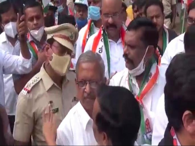 In Dombivali, protesters clashed with police | डोंबिवलीत आंदोलकर्ते अन् पोलिसांमध्ये शाब्दिक चकमक In Dombivali, protesters clashed with police | डोंबिवलीत आंदोलकर्ते अन् पोलिसांमध्ये शाब्दिक चकमक