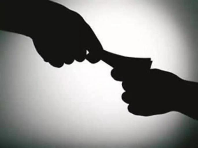 In Bhiwandi, a Congress sanctioned corporator was caught taking a bribe of Rs 50 lakh | भिवंडीत काँग्रेस स्वीकृत नगरसेवकाला पन्नास लाख रुपयांची लाच घेताना पकडले In Bhiwandi, a Congress sanctioned corporator was caught taking a bribe of Rs 50 lakh | भिवंडीत काँग्रेस स्वीकृत नगरसेवकाला पन्नास लाख रुपयांची लाच घेताना पकडले