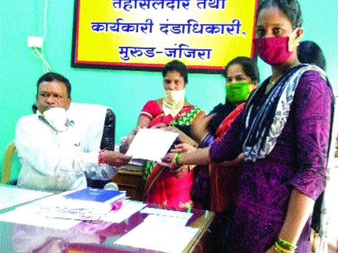 Holding if compensation is not received early; Warning of Padmadurg Professional Association | भरपाई लवकर न मिळाल्यास धरणे; पद्मदुर्ग व्यावसायिक संघटनेचा इशारा Holding if compensation is not received early; Warning of Padmadurg Professional Association | भरपाई लवकर न मिळाल्यास धरणे; पद्मदुर्ग व्यावसायिक संघटनेचा इशारा