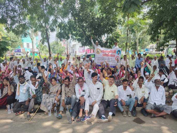 Give 6,000 pension to the disabled strike protest in front of Deputy Chief Minister Ajit Pawar's residence in Baramati | 'दिव्यांगांना ६ हजार पेन्शन द्या', बारामतीत उपमुख्यमंत्री अजित पवारांच्या निवासस्थानासमोर प्रहारचे आंदोलन Give 6,000 pension to the disabled strike protest in front of Deputy Chief Minister Ajit Pawar's residence in Baramati | 'दिव्यांगांना ६ हजार पेन्शन द्या', बारामतीत उपमुख्यमंत्री अजित पवारांच्या निवासस्थानासमोर प्रहारचे आंदोलन