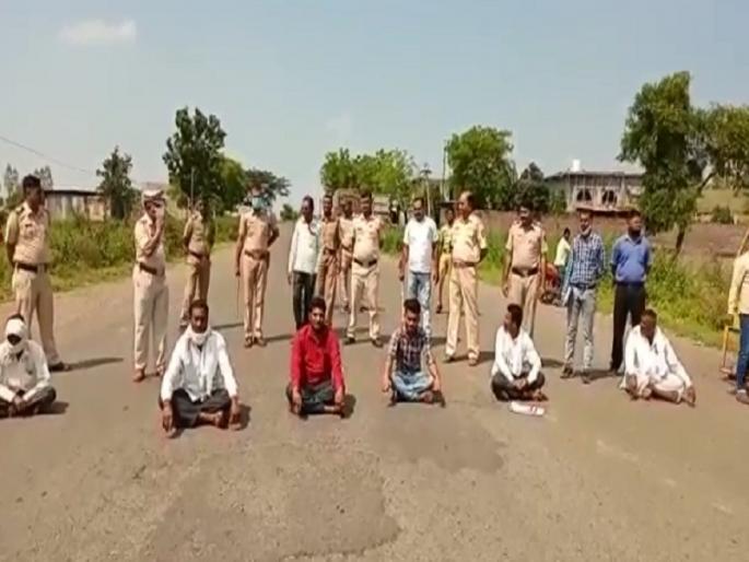 Rastaroko of farmers for declaring wet drought in Audha Nagnatha | ओला दुष्काळ जाहीर करण्याच्या मागणीसाठी शेतकऱ्यांचे रास्तारोको Rastaroko of farmers for declaring wet drought in Audha Nagnatha | ओला दुष्काळ जाहीर करण्याच्या मागणीसाठी शेतकऱ्यांचे रास्तारोको