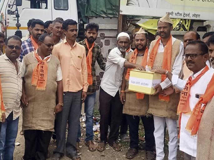 Shiv Sena's begging in against contractor who work on drains | नाल्यांची कामे करणाऱ्या कंत्राटदारा विरोधात लाेहाऱ्यात शिवसेनेचे भिकमागाे आंदाेलन Shiv Sena's begging in against contractor who work on drains | नाल्यांची कामे करणाऱ्या कंत्राटदारा विरोधात लाेहाऱ्यात शिवसेनेचे भिकमागाे आंदाेलन