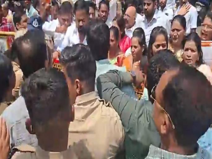 Time wasted on the name of the hospital; Demand to suspend the officials, protest outside Dinanath | हॉस्पिटलच्या नावावर काळ फासलं; अधिकाऱ्यावर चिल्लर पैसे फेकले, दीनानाथच्या बाहेर आंदोलन Time wasted on the name of the hospital; Demand to suspend the officials, protest outside Dinanath | हॉस्पिटलच्या नावावर काळ फासलं; अधिकाऱ्यावर चिल्लर पैसे फेकले, दीनानाथच्या बाहेर आंदोलन