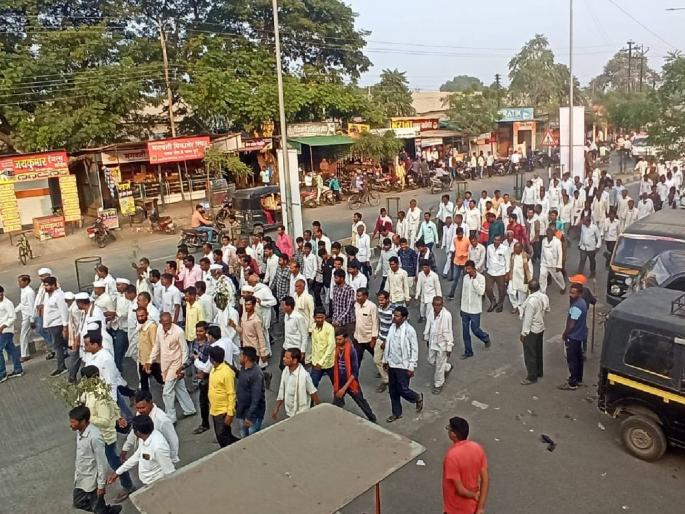 Protesting farmers stopped by police; Protest of angry farmers standing half-naked on the road | आंदोलनकर्त्या शेतकऱ्यांना पोलिसांनी रोखले; संतप्त शेतकऱ्यांचे रस्त्यावरच अर्धनग्न ठिय्या आंदोलन Protesting farmers stopped by police; Protest of angry farmers standing half-naked on the road | आंदोलनकर्त्या शेतकऱ्यांना पोलिसांनी रोखले; संतप्त शेतकऱ्यांचे रस्त्यावरच अर्धनग्न ठिय्या आंदोलन