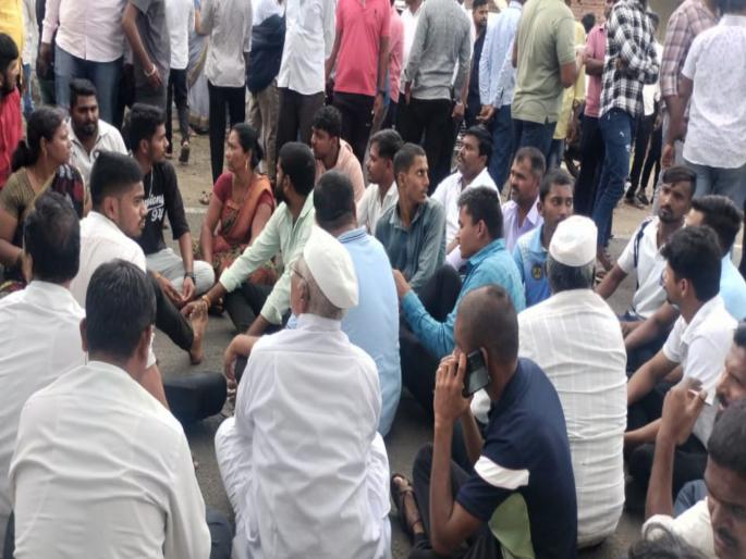 Three killed in Nagar Kalyan highway accident Villagers angry road stop movement on the highway | नगर-कल्याण अपघातात तिघांचा मृत्यू; ग्रामस्थ संतप्त, महामार्गावर रास्ता रोको आंदोलन