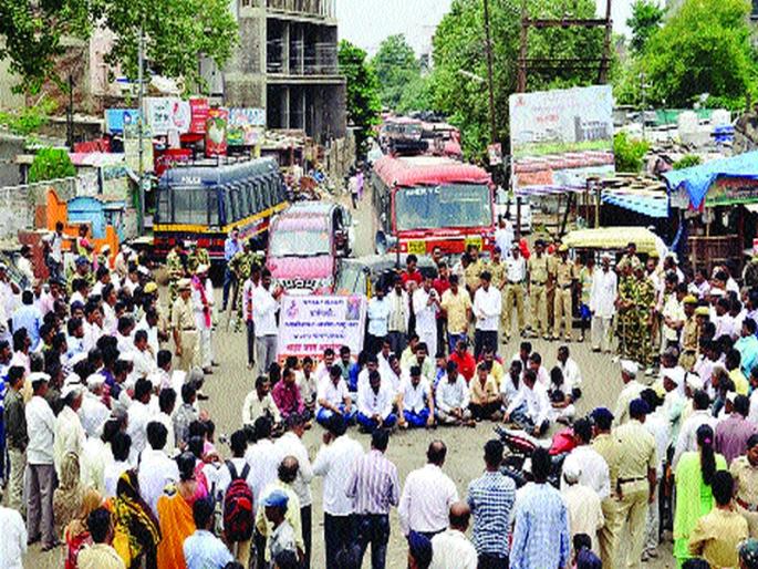 Movement to stop smuggling of stamp dealers | मुद्रांकविक्रेत्यांकडून होणारी लूट थांबविण्यासाठी आंदोलन