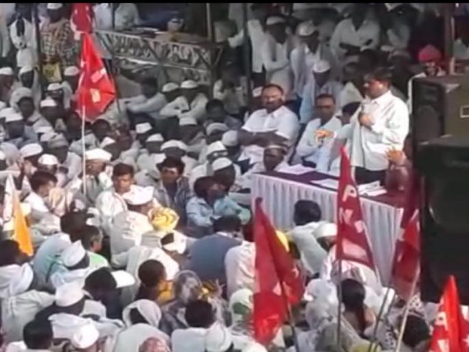 For the questions of the farmers, stop the road at Peth, CPI (M), NCP, Congress and MNS | शेतक-यांच्या प्रश्नांसाठी पेठ येथे रास्ता रोको, माकपा, राष्ट्रवादीसह काँग्रेस, मनसेचा सहभाग For the questions of the farmers, stop the road at Peth, CPI (M), NCP, Congress and MNS | शेतक-यांच्या प्रश्नांसाठी पेठ येथे रास्ता रोको, माकपा, राष्ट्रवादीसह काँग्रेस, मनसेचा सहभाग