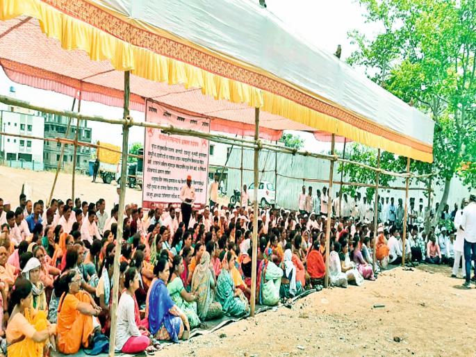 Farmers raised their hands in protest in front of government officials. | सरकारी अधिकाऱ्यांच्या समोर शेतकऱ्यांनी हात वर करून एकमुखी विरोध दर्शवला Farmers raised their hands in protest in front of government officials. | सरकारी अधिकाऱ्यांच्या समोर शेतकऱ्यांनी हात वर करून एकमुखी विरोध दर्शवला