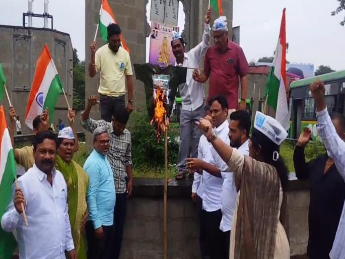 Boycott India Pakistan match | Boycott India Pakistan Match: पुण्यात पाकिस्तानी क्रिकेटचा टी शर्ट जाळण्यात आला; सामन्यावर बहिष्कार टाकण्याचे आवाहन Boycott India Pakistan match | Boycott India Pakistan Match: पुण्यात पाकिस्तानी क्रिकेटचा टी शर्ट जाळण्यात आला; सामन्यावर बहिष्कार टाकण्याचे आवाहन