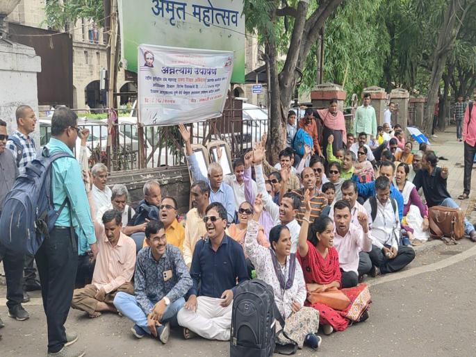 Protest of blind teachers in front of Education Commissionerate in pune | 'नोकरीत कायम करून घ्या..' शिक्षक दृष्टीहीनांचे शिक्षण आयुक्तालयासमोर आंदोलन Protest of blind teachers in front of Education Commissionerate in pune | 'नोकरीत कायम करून घ्या..' शिक्षक दृष्टीहीनांचे शिक्षण आयुक्तालयासमोर आंदोलन