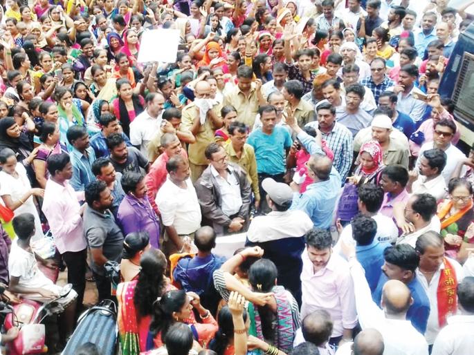 Parents' Front against illegal fees; Ambernath Type | बेकायदा फीविरोधात पालकांचा मोर्चा; अंबरनाथमधील प्रकार