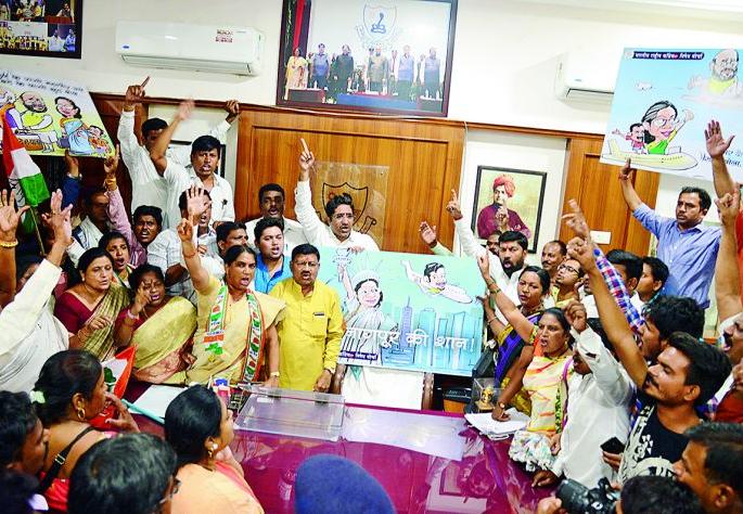 Opposition sloganeering with the banner on the mayor's chair | नागपुरात महापौरांच्या खुर्चीवर बॅनर धरून विरोधकांची नारेबाजी 