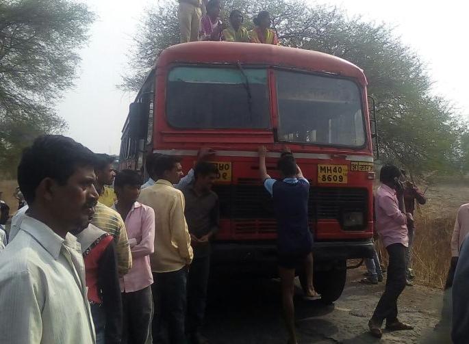 Washim: Water in Dapu in Manora taluka; Rastaroko for five hours! | वाशीम : मानोरा तालुक्यात पाणी पेटले; पाच तास रास्तारोको! Washim: Water in Dapu in Manora taluka; Rastaroko for five hours! | वाशीम : मानोरा तालुक्यात पाणी पेटले; पाच तास रास्तारोको!