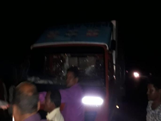 Milk movement agitated in Buldhana, vandalized, immortalized milk trains, activists aggressive | बुलडाण्यात दूध आंदोलन पेटले, विकास, अमर दुधाच्या गाड्या फोडल्या, कार्यकर्ते आक्रमक Milk movement agitated in Buldhana, vandalized, immortalized milk trains, activists aggressive | बुलडाण्यात दूध आंदोलन पेटले, विकास, अमर दुधाच्या गाड्या फोडल्या, कार्यकर्ते आक्रमक