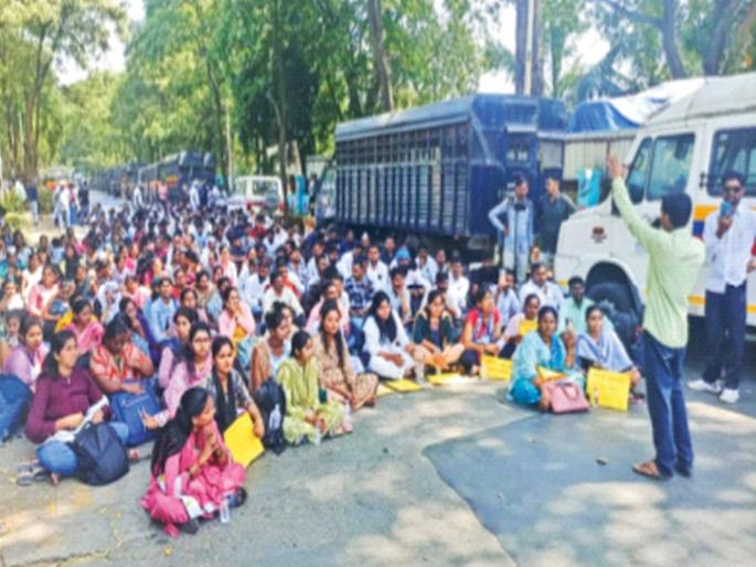 'Ministers will not be allowed to celebrate Diwali'; Trainees warn to remain in service | ‘मंत्र्यांना दिवाळी साजरी करू देणार नाही’; सेवेत कायम करण्यासाठी प्रशिक्षणार्थींचा इशारा 'Ministers will not be allowed to celebrate Diwali'; Trainees warn to remain in service | ‘मंत्र्यांना दिवाळी साजरी करू देणार नाही’; सेवेत कायम करण्यासाठी प्रशिक्षणार्थींचा इशारा