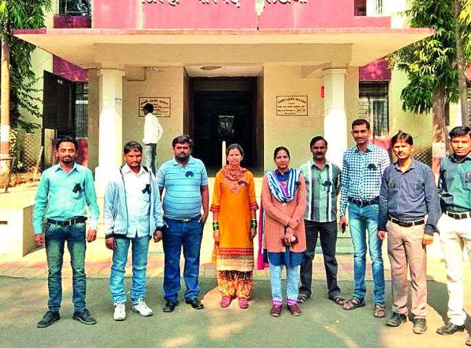Buldana: Work with the black ribbon of contract workers | बुलडाणा : कंत्राटी कर्मचार्यांचे काळ्या फिती लावून काम Buldana: Work with the black ribbon of contract workers | बुलडाणा : कंत्राटी कर्मचार्यांचे काळ्या फिती लावून काम