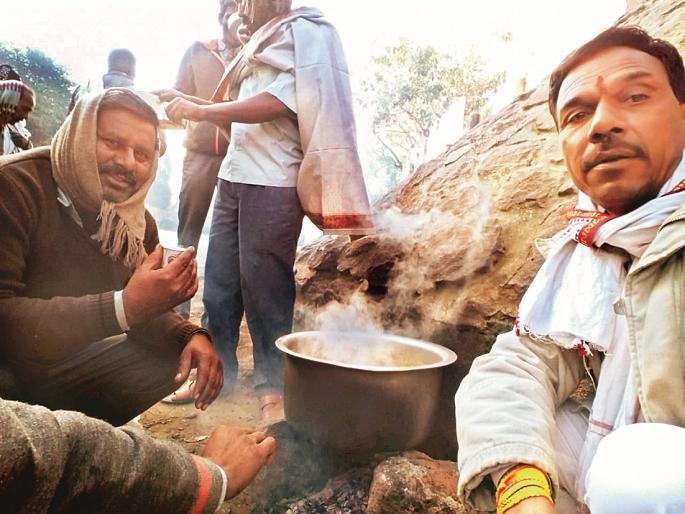 The protesters demanded to give time to meet the Chief Minister at Aurangabad | मुख्यमंत्र्यांना भेटीसाठी वेळ देण्याच्या मागणीसाठी आंदोलकांनी केला रस्त्यावरच स्वयंपाक The protesters demanded to give time to meet the Chief Minister at Aurangabad | मुख्यमंत्र्यांना भेटीसाठी वेळ देण्याच्या मागणीसाठी आंदोलकांनी केला रस्त्यावरच स्वयंपाक