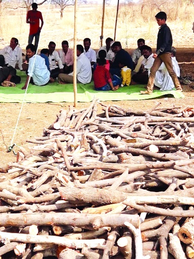 Kajalkajwadi made a plan to water it | कामजळकेवाडीकरांनी पाण्यासाठी रचली चिता Kajalkajwadi made a plan to water it | कामजळकेवाडीकरांनी पाण्यासाठी रचली चिता
