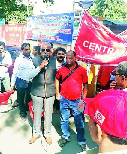 Railway guards protest against privatization in Nagpur | खाजगीकरणाच्या विरोधात रेल्वे गार्डचे नागपुरात आंदोलन Railway guards protest against privatization in Nagpur | खाजगीकरणाच्या विरोधात रेल्वे गार्डचे नागपुरात आंदोलन