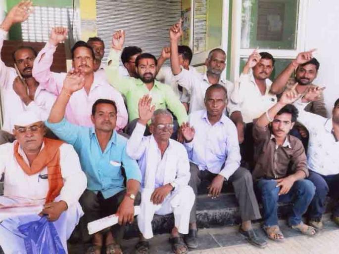 Swabhimani Shetkari Sanghatana agitation in the office of MSEDCL | स्वाभिमानी शेतकरी संघटनेचे महावितरणच्या कक्षात ठिय्या आंदोलन Swabhimani Shetkari Sanghatana agitation in the office of MSEDCL | स्वाभिमानी शेतकरी संघटनेचे महावितरणच्या कक्षात ठिय्या आंदोलन