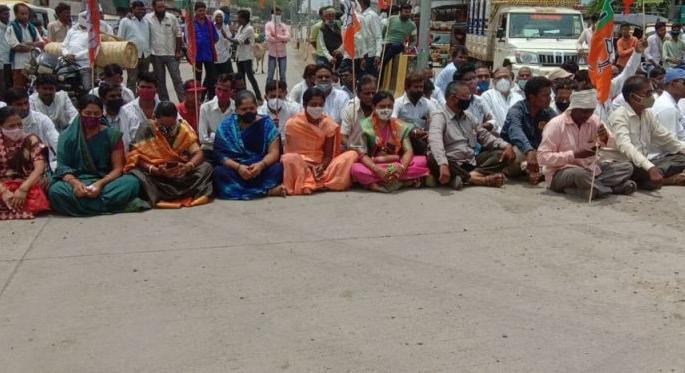 Congress, BJP's agitation in Washim district for OBC reservation | ओबीसी आरक्षणासाठी कॉंग्रेस, भाजपाचे वाशिम जिल्ह्यात आंदोलन Congress, BJP's agitation in Washim district for OBC reservation | ओबीसी आरक्षणासाठी कॉंग्रेस, भाजपाचे वाशिम जिल्ह्यात आंदोलन