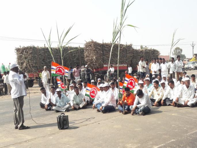 ...a movement across the district; indication by rayat kranti sanghatna in indapur | ...तर जिल्हाभर आंदोलन; ऊसाला ३ हजार दरासाठी रयत क्रांतीचा इंदापुरात रास्ता रोको ...a movement across the district; indication by rayat kranti sanghatna in indapur | ...तर जिल्हाभर आंदोलन; ऊसाला ३ हजार दरासाठी रयत क्रांतीचा इंदापुरात रास्ता रोको