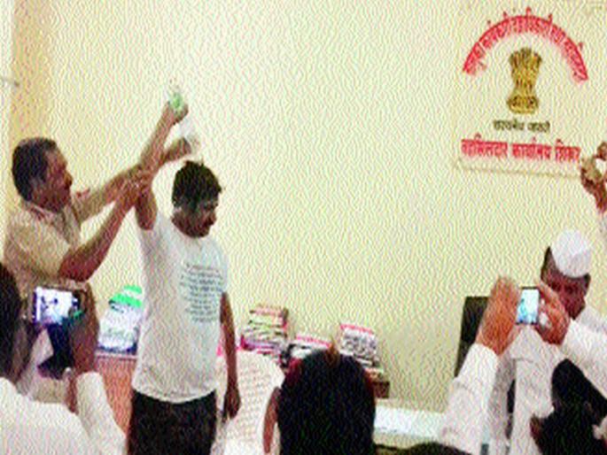 Drinking bath in the kitchen of Tehsildar, 15 days continuous protest note | तहसीलदारांच्या कचेरीत दारूने अंघोळ, १५ दिवस सलग आंदोलनाचा इशारा Drinking bath in the kitchen of Tehsildar, 15 days continuous protest note | तहसीलदारांच्या कचेरीत दारूने अंघोळ, १५ दिवस सलग आंदोलनाचा इशारा