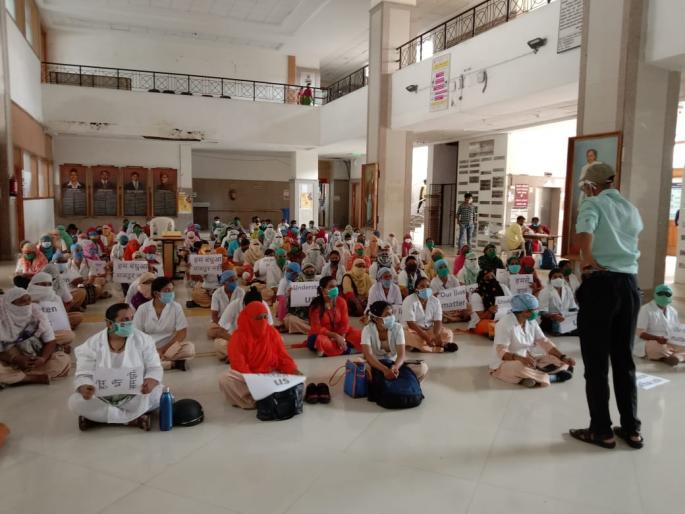 Demonstration of nurses at the corporation headquarters | परिचारिकांचे मनपा मुख्यालयात धरणे आंदोलन Demonstration of nurses at the corporation headquarters | परिचारिकांचे मनपा मुख्यालयात धरणे आंदोलन
