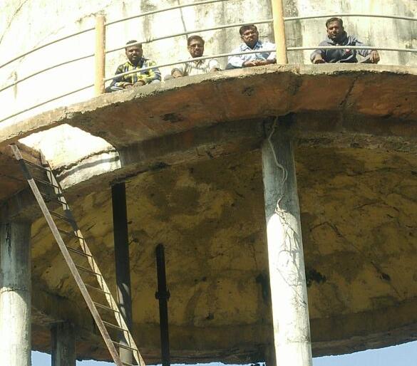 fasting on water tank against illegal water supply scheme |  पाणीपुरवठा योजनेतील गैरकारभाराविरोधात अंजनी बुद्रुक येथील चौघांचे पाण्याच्या टाकीवर उपोषण fasting on water tank against illegal water supply scheme |  पाणीपुरवठा योजनेतील गैरकारभाराविरोधात अंजनी बुद्रुक येथील चौघांचे पाण्याच्या टाकीवर उपोषण