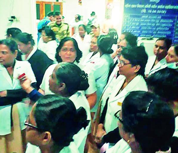 Mayo: Nurses agitation for salaries | मेयो : वेतनासाठी परिचारिकांचे आंदोलन Mayo: Nurses agitation for salaries | मेयो : वेतनासाठी परिचारिकांचे आंदोलन