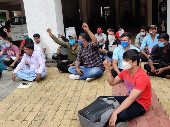 Students threatened to pay three-year fees at once | एकाच वेळी तीन वर्षाचे शुल्क भरण्याची विद्यार्थ्यांना धमकी