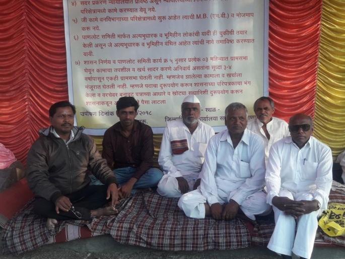 Chinchpur villagers fasting in front of Buldana District Collectorate | बुलडाणा जिल्हाधिकारी कार्यालयासमोर चिंचपूर ग्रामस्थांचे उपोषण Chinchpur villagers fasting in front of Buldana District Collectorate | बुलडाणा जिल्हाधिकारी कार्यालयासमोर चिंचपूर ग्रामस्थांचे उपोषण