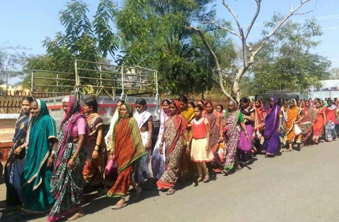 Washim: Due to the Chhatrapati Shivaji statue, the women of the Tondgaon hit the District Collector's office! | वाशिम : पुतळा परत मिळविण्यासाठी तोंडगावातील महिला धडकल्या जिल्हाधिकारी कार्यालयावर! Washim: Due to the Chhatrapati Shivaji statue, the women of the Tondgaon hit the District Collector's office! | वाशिम : पुतळा परत मिळविण्यासाठी तोंडगावातील महिला धडकल्या जिल्हाधिकारी कार्यालयावर!