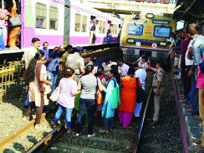 Movement of passengers for women locales | महिला लोकलसाठी प्रवाशांचे आंदोलन
