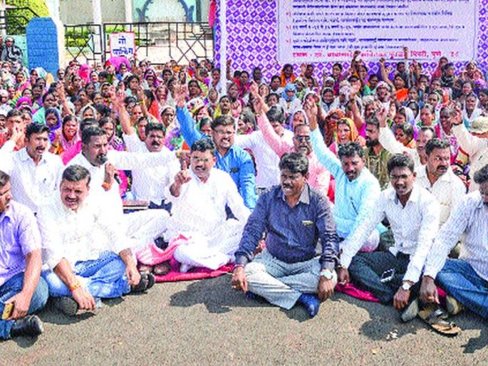 Ignoring the demands of the employees, the self-employed organization is aggressive | कर्मचा-यांच्या मागण्यांकडे दुर्लक्ष, स्वयंरोजगार संस्था आक्रमक Ignoring the demands of the employees, the self-employed organization is aggressive | कर्मचा-यांच्या मागण्यांकडे दुर्लक्ष, स्वयंरोजगार संस्था आक्रमक