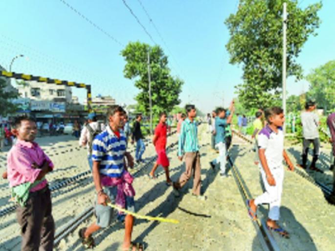 After the crash, train services started from Amritsar; | दुर्घटनेनंतर अमृतसरहून रेल्वेसेवा झाली सुरू, पटरीवरील आंदोलकांना हटविले After the crash, train services started from Amritsar; | दुर्घटनेनंतर अमृतसरहून रेल्वेसेवा झाली सुरू, पटरीवरील आंदोलकांना हटविले