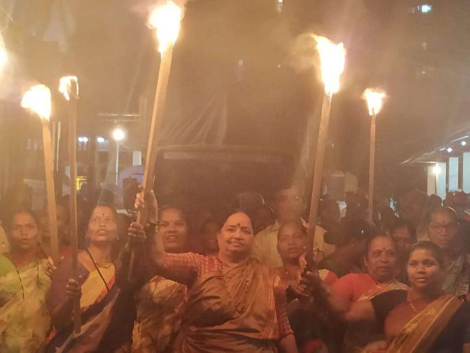 An extraordinary movement of Koli women with Ganmi Kavya carrying a torch in his hand | गनिमी काव्याने हातात मशाली घेऊन कोळी महिलांचे अनोखे आंदोलन An extraordinary movement of Koli women with Ganmi Kavya carrying a torch in his hand | गनिमी काव्याने हातात मशाली घेऊन कोळी महिलांचे अनोखे आंदोलन