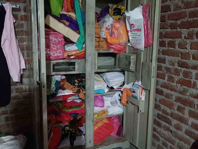 The house was broken into when no one was in the bedroom; Katavani broke the lock and stole the jewels | बेडरूममध्ये कोणी नसल्याने घर फोडले; कटावणीने कुलूप तोडून दागिने पळविले The house was broken into when no one was in the bedroom; Katavani broke the lock and stole the jewels | बेडरूममध्ये कोणी नसल्याने घर फोडले; कटावणीने कुलूप तोडून दागिने पळविले