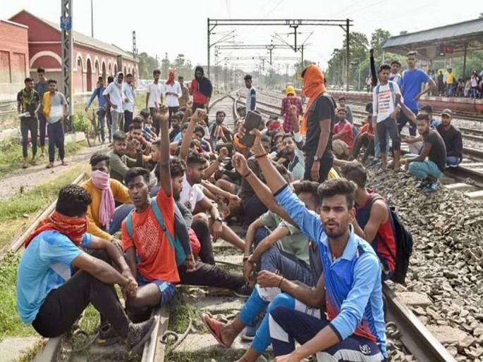 Agneepath: Violence erupted in 11 states | Agneepath: ...म्हणून भडकला ११ राज्यांत हिंसाचार, याच राज्यांतील १६६ जिल्ह्यांतून होते ९५% जवानांची भरती Agneepath: Violence erupted in 11 states | Agneepath: ...म्हणून भडकला ११ राज्यांत हिंसाचार, याच राज्यांतील १६६ जिल्ह्यांतून होते ९५% जवानांची भरती