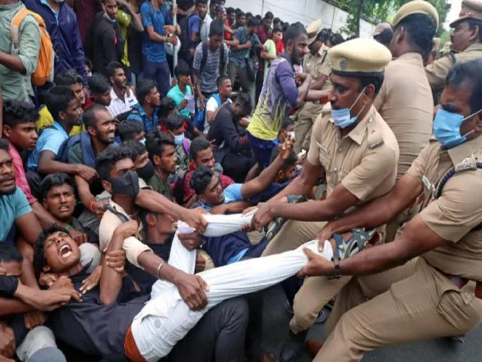 Bharat Bandh | Agneepath Scheme| India closed today against 'Agneepath' scheme, tight security in many states including, many trains cancelled | Bharat Bandh: 'अग्निपथ'विरोधात आज भारत बंद; दिल्ली बॉर्डरवर मोठा जाम, देशभरातील शेकडो ट्रेन रद्द Bharat Bandh | Agneepath Scheme| India closed today against 'Agneepath' scheme, tight security in many states including, many trains cancelled | Bharat Bandh: 'अग्निपथ'विरोधात आज भारत बंद; दिल्ली बॉर्डरवर मोठा जाम, देशभरातील शेकडो ट्रेन रद्द