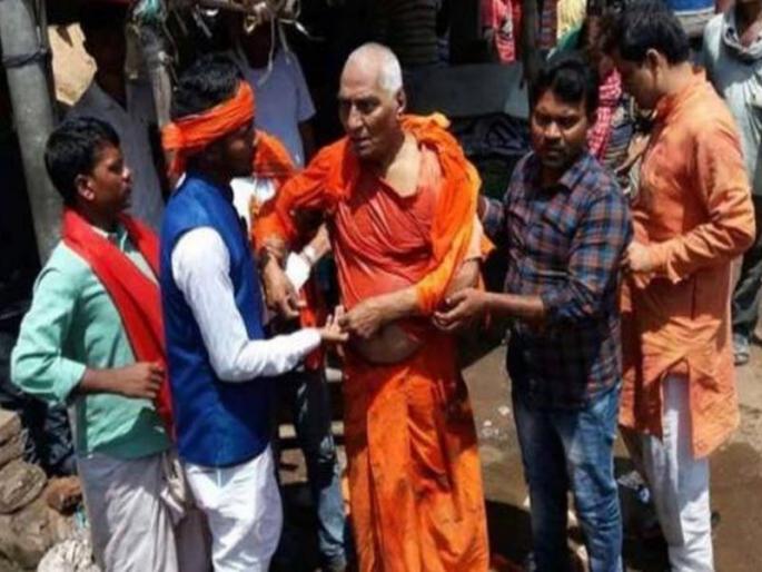 bjp workers beat up social activist swami agnivesh in jharkhand | स्वामी अग्निवेश यांच्यावर हल्ला; भाजयुमोच्या कार्यकर्त्यांनी कपडे फाडले bjp workers beat up social activist swami agnivesh in jharkhand | स्वामी अग्निवेश यांच्यावर हल्ला; भाजयुमोच्या कार्यकर्त्यांनी कपडे फाडले