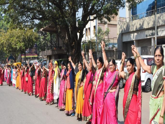 Human chain of Anganwadi workers in Sangli | सांगलीत अंगणवाडी सेविकांची मानवी साखळी Human chain of Anganwadi workers in Sangli | सांगलीत अंगणवाडी सेविकांची मानवी साखळी