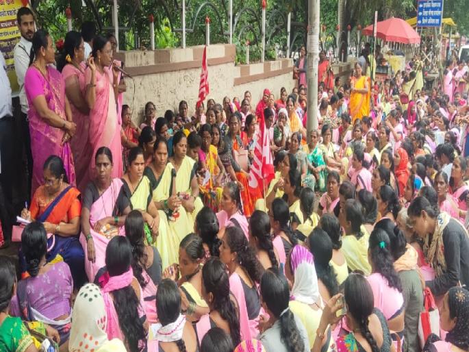 Umbrella movement of Anganwadi workers for pension scheme, salary demand, march on Satara Zilla Parishad | पेन्शन योजना, वेतन मागणीसाठी अंगणवाडी सेविकांचे छत्री आंदोलन, सातारा जिल्हा परिषदेवर मोर्चा  Umbrella movement of Anganwadi workers for pension scheme, salary demand, march on Satara Zilla Parishad | पेन्शन योजना, वेतन मागणीसाठी अंगणवाडी सेविकांचे छत्री आंदोलन, सातारा जिल्हा परिषदेवर मोर्चा
